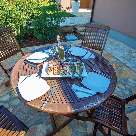 Apartament 4-bedroom Holiday In Montizana/istrien 10056 Montižana